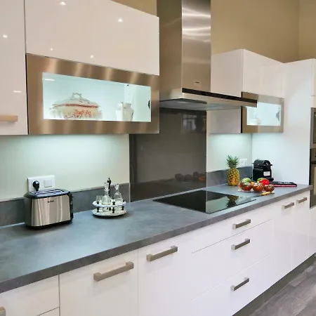 In Luxury Rentals, Medieval Center - Maison Labrousse Apartment