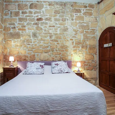In Luxury Rentals, Medieval Center - Maison Labrousse * Sarlat-la-Caneda