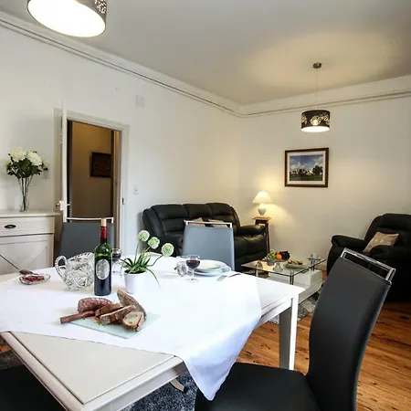 In Luxury Rentals, Medieval Center - Maison Labrousse Apartment *